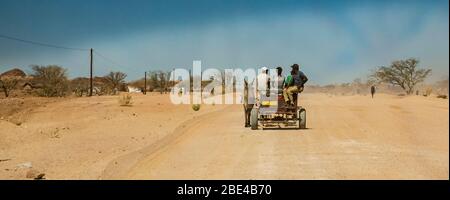 Sulla strada per Brandberg Mountain, Damaraland, Kunene Regione; Namibia Foto Stock