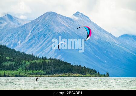 Persone kite surf sul lago Bennett; Carcross, Yukon, Canada Foto Stock