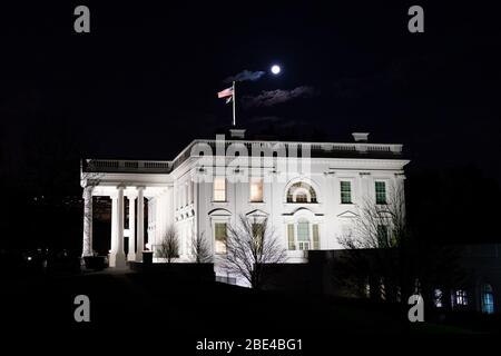 Washington, Stati Uniti d'America. 07 aprile 2020. La Supermoon rosa piena, la più grande luna piena del 2020, è visto sopra la Casa Bianca Martedì, 7 aprile 2020, a Washington, DC persone: Presidente Donald Trump Credit: Storms Media Group/Alamy Live News Foto Stock