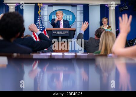 Washington, Stati Uniti d'America. 04th Apr, 2020. Il presidente Donald J. Trump prende domande dai giornalisti durante un briefing di aggiornamento del coronavirus Sabato, 4 aprile 2020, nella sala di briefing della stampa di James S. Brady della Casa Bianca persone: Presidente Donald Trump Credit: Storms Media Group/Alamy Live News Foto Stock