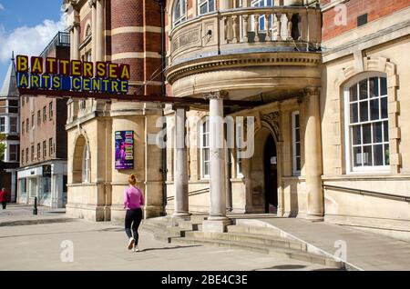 Londra, Regno Unito, 6 aprile 2020 Battersea Arts Centre BAC Lavender Hill Londra SW11 5TN. I cartelli nelle vetrine del negozio mostrano la chiusura a causa di coronavirus. Foto Stock