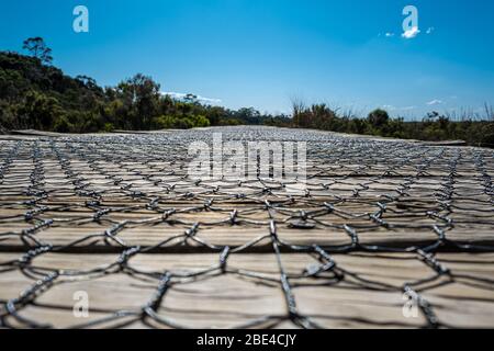 Vista ad angolo basso della passerella in legno con rete Foto Stock