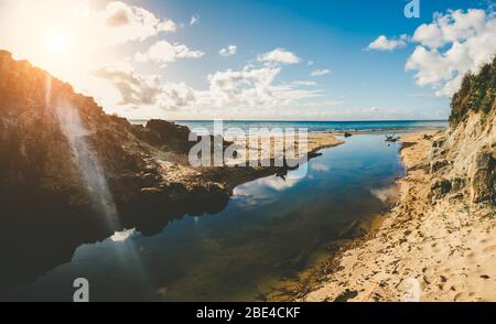 Piccolo torrente che scorre nella baia di Port Phillip sulla penisola di Mornington - paesaggio panoramico Foto Stock