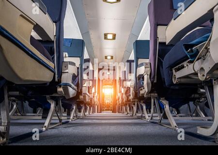 Vista ad angolo basso della corsia in vecchi aerei commerciali con sole Foto Stock