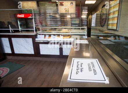 Toronto, Canada. 11 Aprile 2020. Un ristorante fast food con area salotto chiusa e' visto a Toronto, Canada, il 11 Aprile 2020. Il governo provinciale dell'Ontario ha esteso lo stato di emergenza fino all'aprile 23 a causa dell'epidemia di COVID-19 di sabato. Credit: Zou Zheng/Xinhua/Alamy Live News Foto Stock