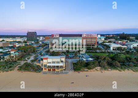 Ristorante Waves e sede centrale South East Water al crepuscolo - vista aerea a Melbourne, Australia Foto Stock