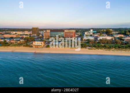 Edificio della sede centrale dell'acqua del Sud Est sul fronte di Frankston - veduta aerea al tramonto a Melbourne, Australia Foto Stock