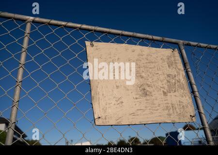 Il segno bianco vuoto sulla fence offre spazio per la copia. Foto Stock