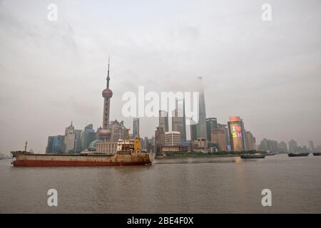 Lo skyline di Shanghai Pudong si affaccia sul fiume Huangpu, vista dal Bund. Cina Foto Stock