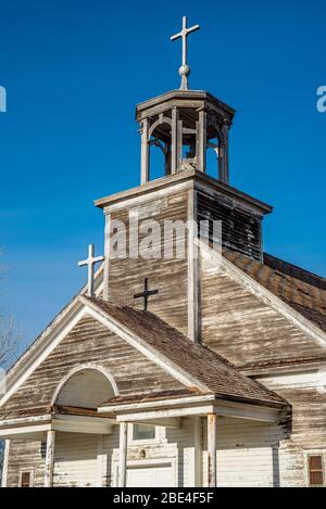 Campanile, campanile e croci della Chiesa Cattolica di San Giuseppe a Courval, Saskatchewan Foto Stock