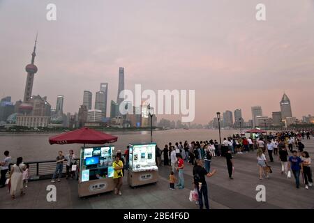 Lo skyline di Shanghai Pudong domina il fiume Huangpu e il Bund. Cina Foto Stock