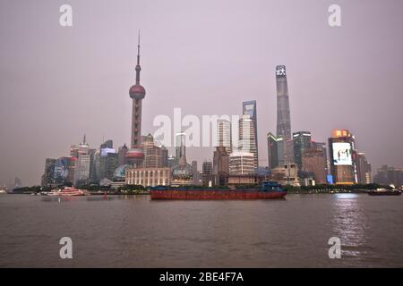 Lo skyline di Shanghai Pudong torreggia sul Fiume Huangpu, con vista dal Bund al crepuscolo. Cina Foto Stock