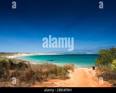 Pista di accesso alla spiaggia e baia a Gnylmarung, Dampier Peninsula, Kimberley, Australia Occidentale Foto Stock