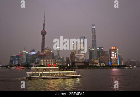 Lo skyline di Shanghai Pudong torreggia sul Fiume Huangpu, con vista dal Bund al crepuscolo. Cina Foto Stock