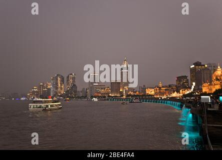 Il Bund al crepuscolo. Shanghai, Cina Foto Stock