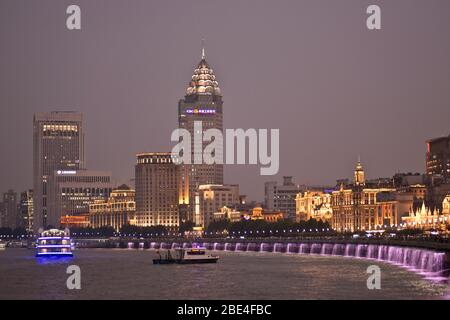 Il Bund al crepuscolo. Shanghai, Cina Foto Stock