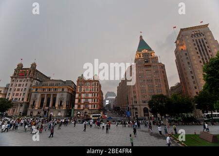 The Bund, Shanghai: The Peace Hotel, Bank of China Building, ed ex Yokohama Specie Bank al crepuscolo. Cina Foto Stock