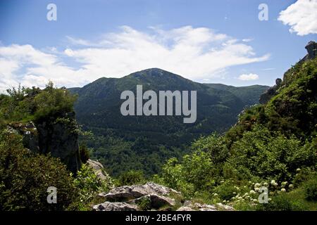 Paesaggio in Ariège dal Chateau de Montségur Foto Stock