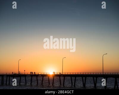 Tramonto sul King Sound e sul Derby Pier, il Kimberley, Australia Occidentale, Australia Foto Stock