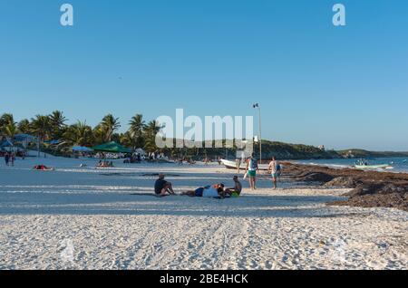 Turisti sulla Paradise Beach a Tulum, penisola dello Yucatan, Messico Foto Stock