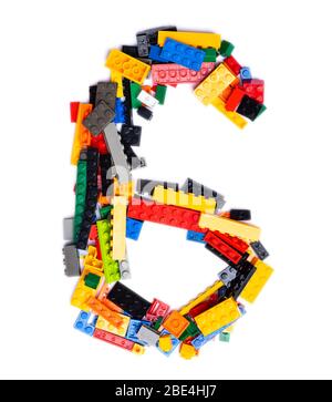 Numero arabo '6' di un costruttore di plastica per bambini multicolore su sfondo bianco isolato. Alfabeto luminoso per il design dei bambini Foto Stock