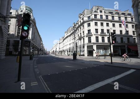 Londra, Regno Unito. 11 Aprile 2020. Giorno Nineteen di Lockdown a Londra. Regent Street è estremamente tranquilla, poiché la maggior parte dei negozi sono chiusi durante la chiusura. E 'la prima festa pubblica dell'anno, e molte persone godono il lungo fine settimana di andare e circa o in vacanza, ma quest'anno il paese è in blocco a causa della pandemia Coronavirus COVID-19. La gente non è autorizzata lasciare la sede tranne per shopping di alimento minimo, trattamento medico, esercitazione - una volta al giorno e lavoro essenziale. COVID-19 Coronavirus lockdown, Londra, Regno Unito, il 11 aprile 2020 Credit: Paul Marriott/Alamy Live News Foto Stock