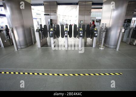 Londra, Regno Unito. 11 Aprile 2020. Giorno Nineteen di Lockdown a Londra. Il sabato di Pasqua è stata segnalata una zona di sicurezza di 2 m vicino alle barriere alla stazione di Kings Cross a Londra. E 'la prima festa pubblica dell'anno, e molte persone godono il lungo fine settimana di andare e circa o in vacanza, ma quest'anno il paese è in blocco a causa della pandemia Coronavirus COVID-19. La gente non è autorizzata lasciare la sede tranne per shopping di alimento minimo, trattamento medico, esercitazione - una volta al giorno e lavoro essenziale. COVID-19 Coronavirus Lockdown, Londra, Regno Unito, il 11 aprile 2020 Credit: Paul Marriott/Alamy Foto Stock