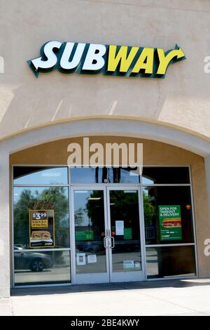 11 aprile 2020, San Bernardino, CA, USA: LOS ANGELES - Apr 11: Subway Resturant presso le aziende reagendo al COVID-19 presso la Hospitality Lane il 11 aprile 2020 a San Bernardino, CA (Credit Image: © Kay Blake/ZUMA Wire) Foto Stock