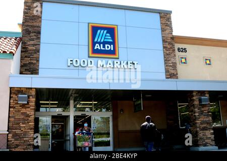 11 aprile 2020, San Bernardino, CA, USA: LOS ANGELES - Apr 11: Aldi Store e Segnaletica presso le aziende reagendo al COVID-19 presso la Hospitality Lane il 11 aprile 2020 a San Bernardino, CA (Credit Image: © Kay Blake/ZUMA Wire) Foto Stock