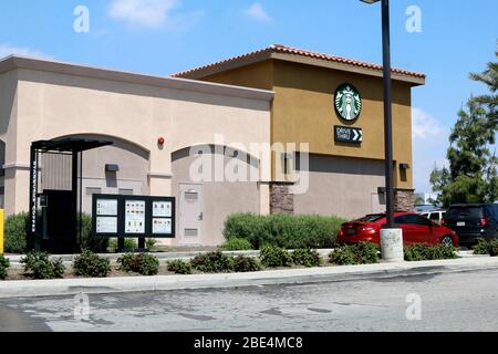 11 aprile 2020, San Bernardino, CA, USA: LOS ANGELES - Apr 11: Starbucks Drive-Thru presso le aziende che reagiscono al COVID-19 presso la Hospitality Lane il 11 aprile 2020 a San Bernardino, CA (Credit Image: © Kay Blake/ZUMA Wire) Foto Stock