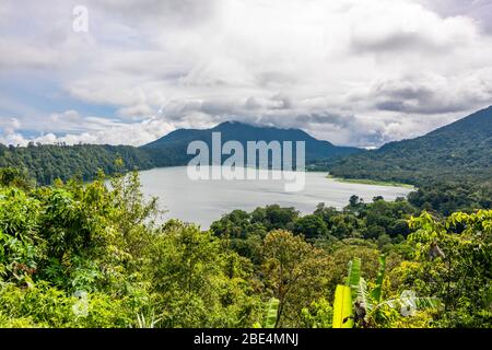 Vista orizzontale del lago Buyan a Bali, Indonesia. Foto Stock