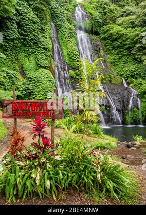 Vista verticale del cartello rosso alle cascate di Banyumala a Bali, Indonesia. Foto Stock