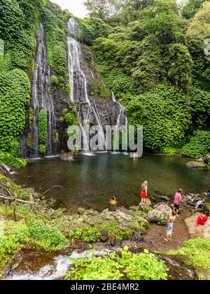 Vista verticale dei turisti che si godono le cascate di Banyumala a Bali, Indonesia. Foto Stock