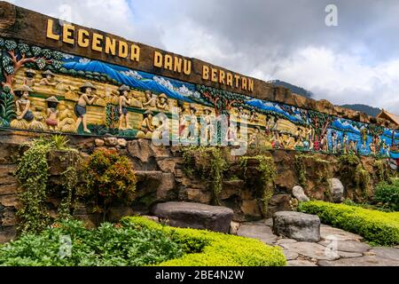 Primo piano orizzontale di un murale al pura Ulun Danu Beratan di Bali, Indonesia. Foto Stock