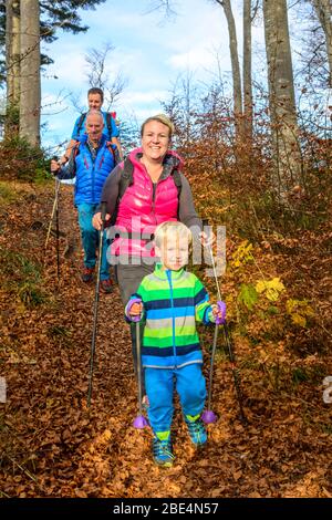 Escursione in famiglia con tre generazioni al giorno autunnale di novembre nella Allgäu orientale Foto Stock