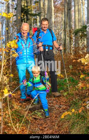 Escursione in famiglia con tre generazioni al giorno autunnale di novembre nella Allgäu orientale Foto Stock