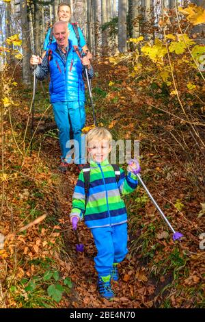 Escursione in famiglia con tre generazioni al giorno autunnale di novembre nella Allgäu orientale Foto Stock