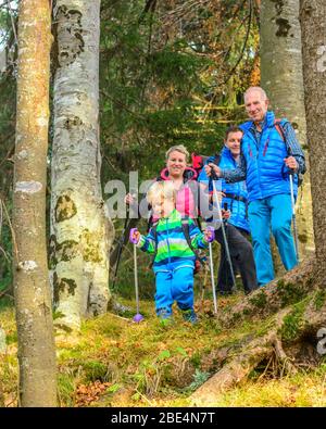 Escursione in famiglia con tre generazioni al giorno autunnale di novembre nella Allgäu orientale Foto Stock