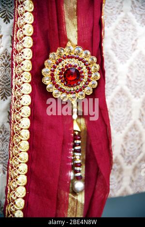 Pakistani indiano sposo matrimonio sherwani ricamo design Foto Stock