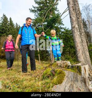 Escursione in famiglia con tre generazioni al giorno autunnale di novembre nella Allgäu orientale Foto Stock