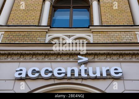 RIGA, LETTONIA. 11 aprile 2020. Logo della società Accenture. Accenture è una società di consulenza e servizi professionali per la gestione globale che fornisce str Foto Stock