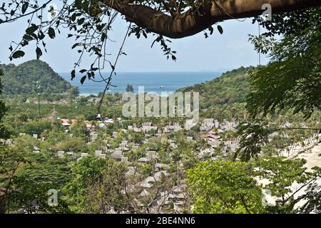 Resort a Loh Ba Kao Bay su Koh Phi Phi Island, Thailandia, Asia Foto Stock