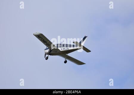 Un Piper PA28-140 Cherokee motore singolo, quattro posti, aereo leggero nel cielo sopra Bristol Airport, G BCJN Foto Stock