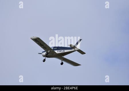 Un Piper PA28-140 Cherokee motore singolo, quattro posti, aereo leggero nel cielo sopra Bristol Airport, G BCJN Foto Stock