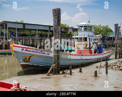 Casa e barca da pesca a Samae Khao, un villaggio di pescatori nel Golfo della Thailandia nella provincia di Chachoengsao, Thailandia. Questo uno di molti piccoli pescatori Foto Stock