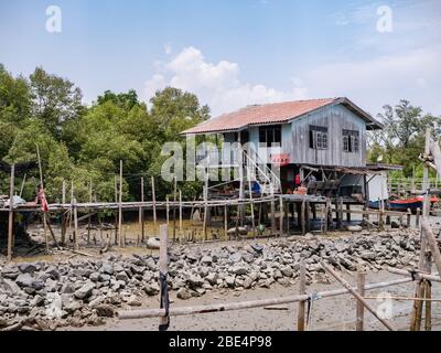 Casa e barca da pesca a Samae Khao, un villaggio di pescatori nel Golfo della Thailandia nella provincia di Chachoengsao, Thailandia. Questo uno di molti piccoli pescatori Foto Stock