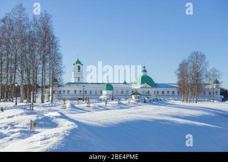 Vista del monastero della Santissima Trinità Alexander-Svirsky in una giornata soleggiata di febbraio. Regione di Leningrado, Russia Foto Stock