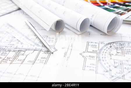 Architetto vista dall'alto sul luogo di lavoro. Progetto architettonico, progetti, disegni di progetto sul tavolo. Sfondo della costruzione. Strumenti di progettazione. Spazio di copia Foto Stock