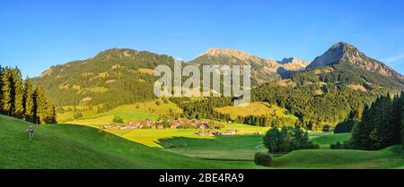 Piccolo villaggio nella Allgäu bavarese vicino Oberstdorf Foto Stock