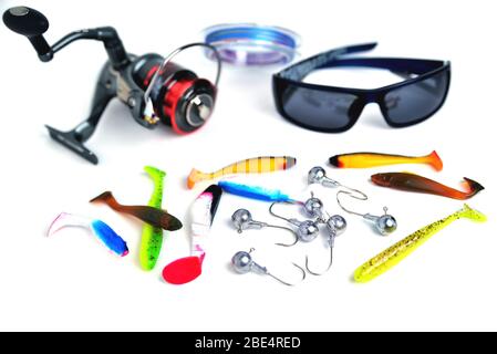 diversi accessori per pesca, occhiali, esca in silicone, bobina, treccia, ganci ravvicinati isolato Foto Stock